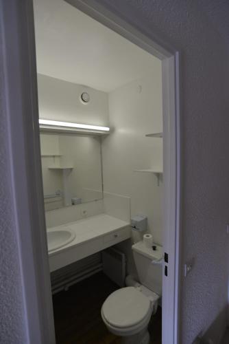 une salle de bain avec toilettes, lavabo et miroir dans l'établissement Studio Val Gardena 1, à Puy-Saint-Vincent