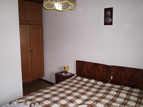 サッパーダにあるAppartamenti Kratter Valeriaのベッドルーム1室(チェッカーレッド付きのベッド1台付)