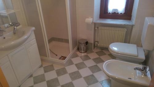 サッパーダにあるAppartamento Lannerのバスルーム(シャワー、トイレ、シンク付)