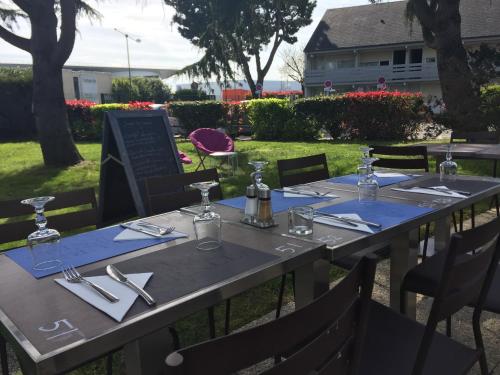 Una mesa preparada para una comida en un parque. en Campanile Nantes ~ Saint-Herblain, en Saint-Herblain