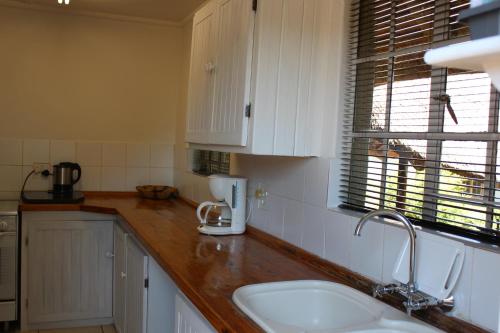 Η κουζίνα ή μικρή κουζίνα στο Klipkopje Guest Cottage