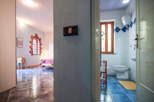 A bathroom at C'era una volta