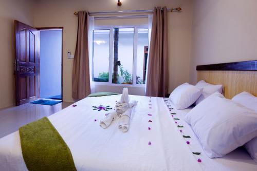 Cama o camas de una habitación en Ari heaven Thoddoo Maldives