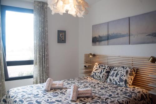 コスタ・デ・アンティグアにあるHomely paradise Amaya 1のベッドルーム1室(ベッド1台、クロス2本付)