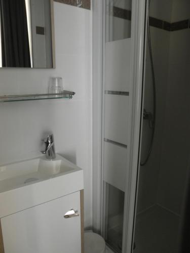 Kylpyhuone majoituspaikassa Kokodor