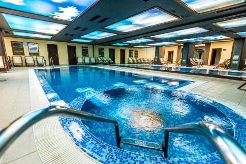 a large swimming pool in a hotel room at Gardenia Park Hotel in Bansko