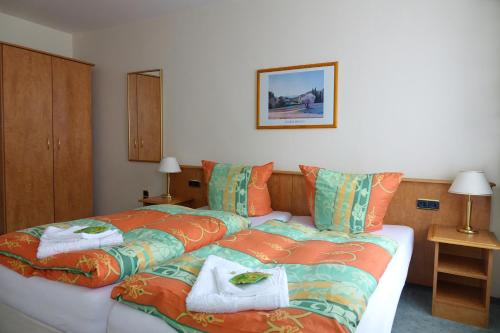 ein Schlafzimmer mit einem Bett mit Handtüchern darauf in der Unterkunft Hotel Zur Sonne in Falkenstein