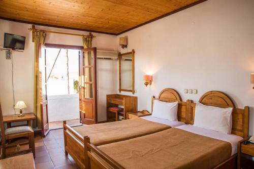 Postel nebo postele na pokoji v ubytování Hotel Galini Patmos