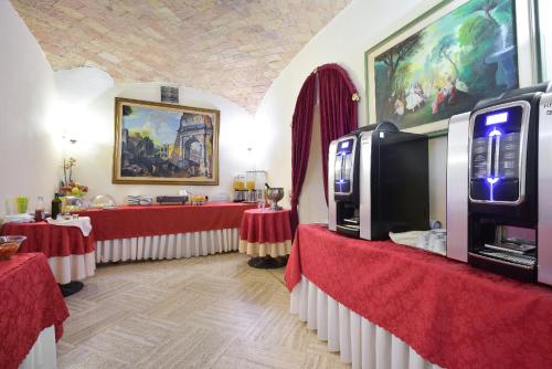 TV a/nebo společenská místnost v ubytování Gambrinus Hotel