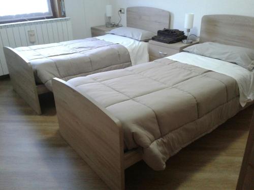 two beds in a hotel room with two beds sidx sidx sidx at Casa Debora in Valdidentro