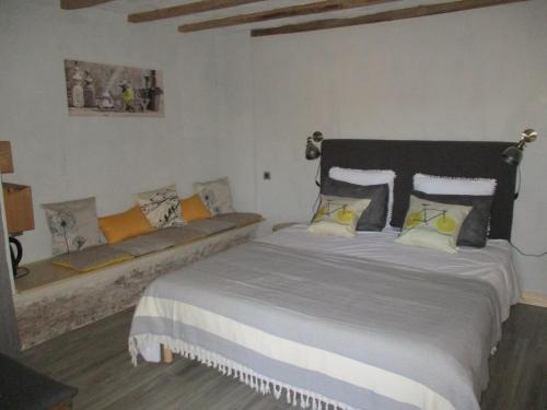 Ein Bett oder Betten in einem Zimmer der Unterkunft la grange aux hirondelles