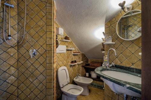 a bathroom with a sink and a toilet and a tub at Borgo alle Mura in Casale Marittimo