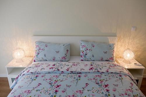 フェルナン・フェーロにあるSunset Holiday Homeのベッドルーム1室(ベッド1台、テーブルにランプ2つ付)