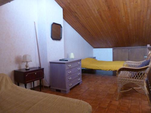 - une chambre avec un lit et une commode avec un matelas jaune dans l'établissement Le Frioul, au Grau-du-Roi