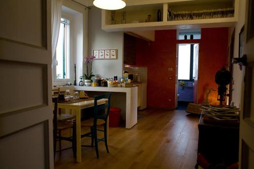een keuken en eetkamer met een tafel en stoelen bij Piume Verdi in Genua