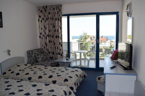 Un pat sau paturi într-o cameră la Sineva Park Hotel - All Inclusive