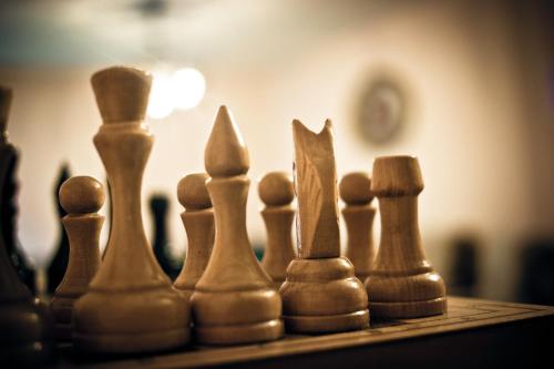 um close-up de um tabuleiro de xadrez de madeira em ODA Hostel em Pristina