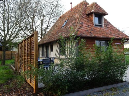 a small house with a wooden fence in front of it at Gîte Falafa Normand in Pont-lʼÉvêque