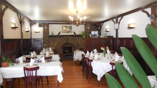 A restaurant or other place to eat at Logis des Voyageurs