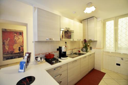 Virtuvė arba virtuvėlė apgyvendinimo įstaigoje Italia Apartment