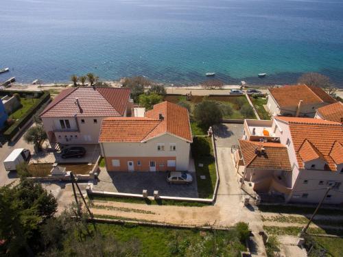 - une vue aérienne sur une maison à côté de l'océan dans l'établissement Apartment More, à Kožino