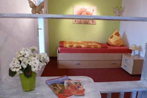 a small bedroom with a bed and a table at Feriendomizil Elbsandsteingebirge in Königstein an der Elbe