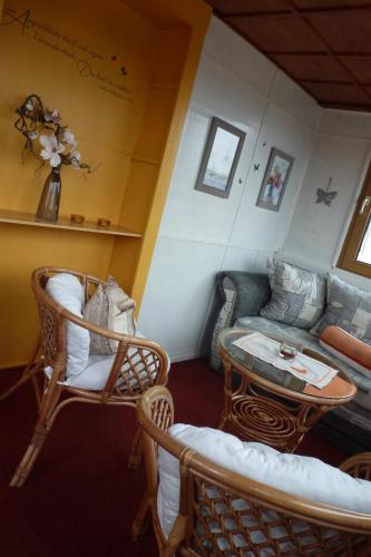 a living room with a couch and a table and chairs at Feriendomizil Elbsandsteingebirge in Königstein an der Elbe