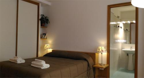 Schlafzimmer mit einem Bett, einem Waschbecken und einem Spiegel in der Unterkunft Il Pozzo in Sorrent