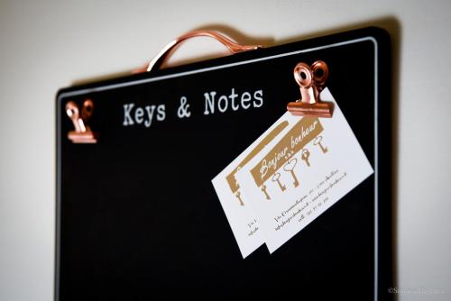 a sign with keys and notes attached to a clipboard at Bonjour Bonheur in Avellino