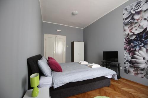 Una cama o camas en una habitación de Hostel Fine