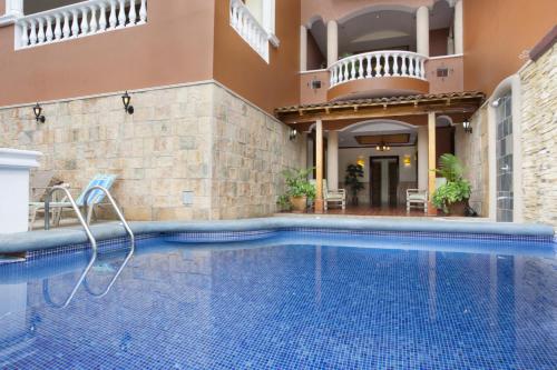 ein Pool in einem Haus mit einem Gebäude in der Unterkunft Pacifico Colonial Condominiums in Manuel Antonio