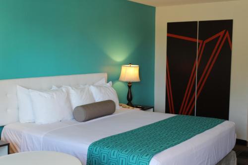 a hotel room with a large bed in a room at Howard Johnson by Wyndham San Diego Hotel Circle in San Diego