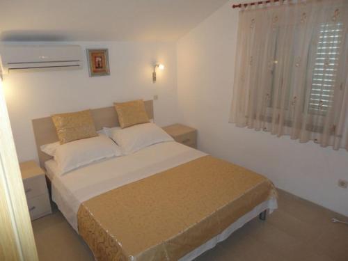 um quarto com uma cama grande e uma janela em Guest House Pavkovic em Slano