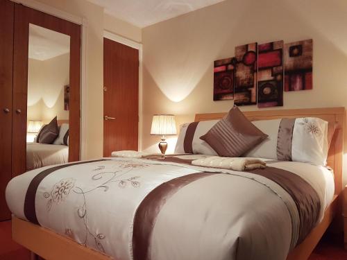 Cama ou camas em um quarto em Edinburgh City Deluxe Apartment