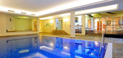 a large swimming pool in a house at Hotel Strandhörn in Wenningstedt