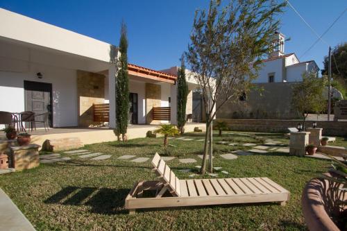 Сад в Agarathos Traditional Rooms - Pool - Kaliviani -On the road to Balos