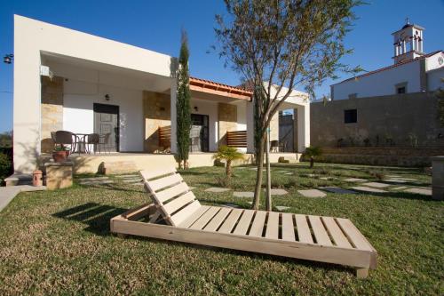 Сад в Agarathos Traditional Rooms - Pool - Kaliviani -On the road to Balos