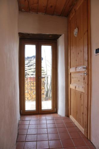 an empty room with a door and a window at Casa Acquarossa in Rubiana