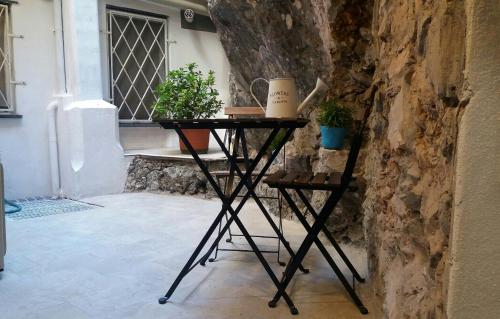 a table with plants on it next to a wall at Clara's House in Portofino