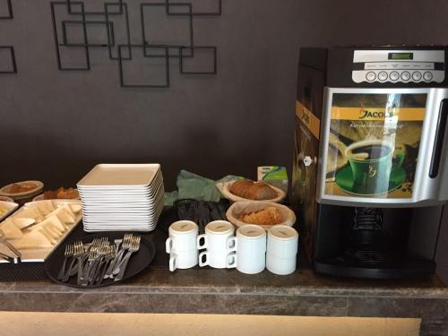 un comptoir avec une cafetière et de la nourriture dans l'établissement Casa Alloro Bodrum, à Bodrum City