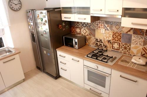 y cocina con nevera y microondas. en Apartment Arbanasin, en Dubrovnik