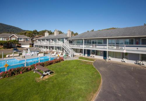 un grande edificio con piscina e un resort di Sunset Surf Motel a Manzanita