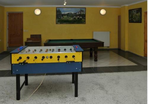a ping pong table in a room with a pool table at Penzión Šuštiak in Terchová