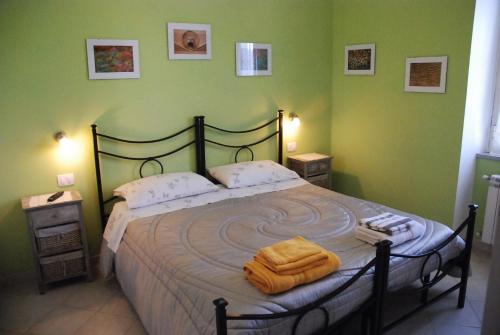 a bedroom with a large bed with green walls at La Ripa Bed and Breakfast in Blera