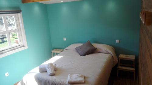 ナバルエンガにあるLa Cabaña del Albercheの青いベッドルーム(タオル付きのベッド付)