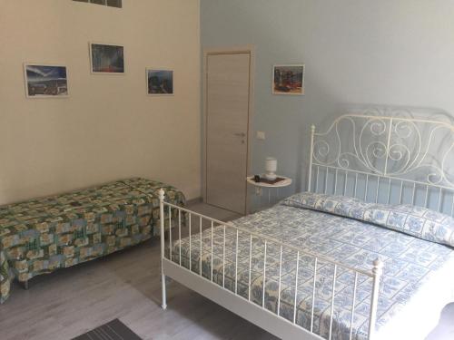 a bedroom with a bed and a night stand in it at Limone & Girasole in Fiumefreddo di Sicilia