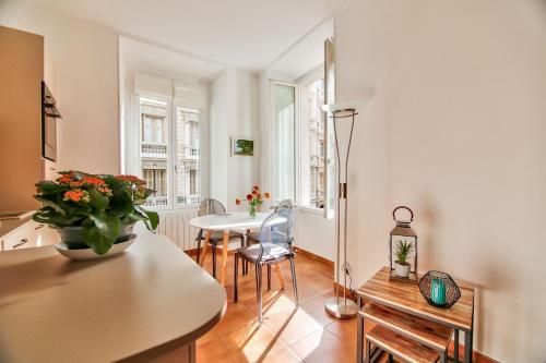 une cuisine avec une table et des chaises dans une pièce dans l'établissement L'Olivette, à Nice