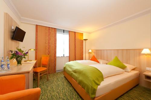 Säng eller sängar i ett rum på Hotel Hirsch