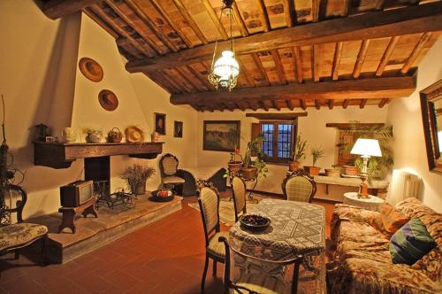 - un salon avec une table et une cheminée dans l'établissement Albergo Il Colombaio, à Castellina in Chianti