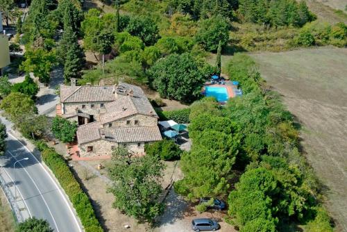 an aerial view of a house with a swimming pool at Albergo Il Colombaio in Castellina in Chianti